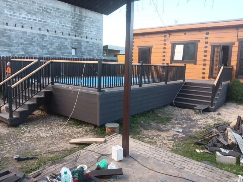 Терраса из ДПК с металлическим ограждением у бассейна